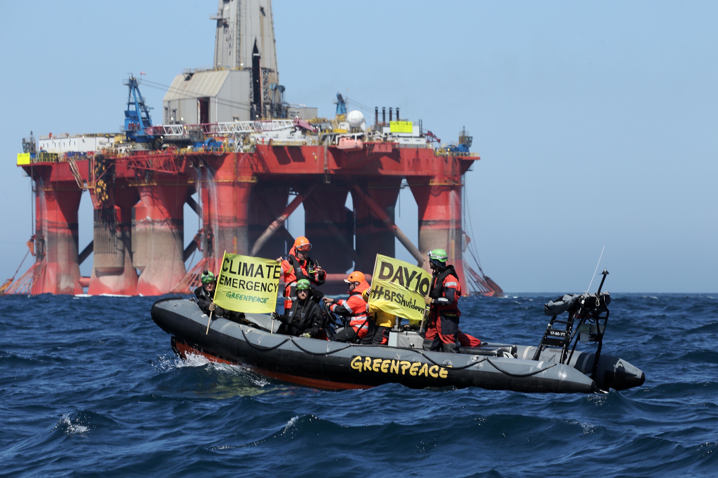 Greenpeace ship forces BP oil rig into THIRD U-turn away ...